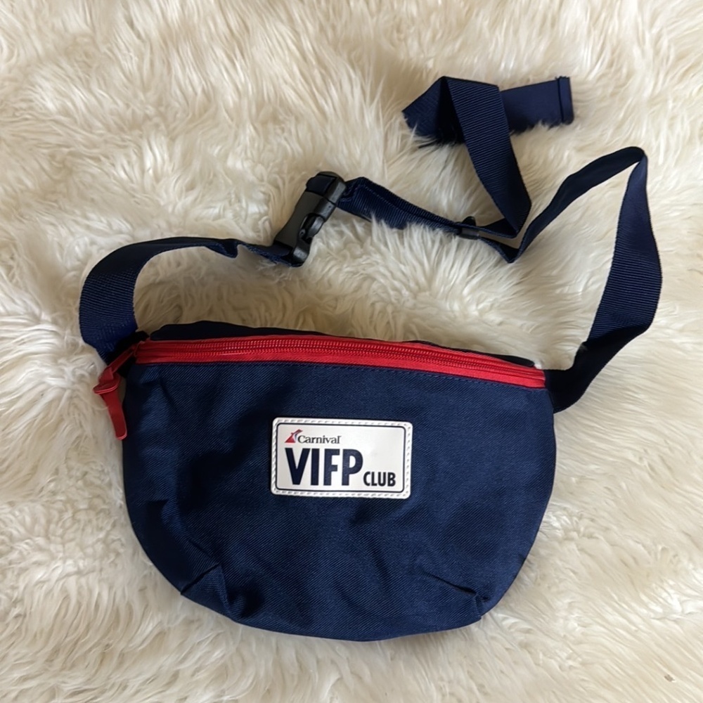 Carnival Cruise VIFP past guest gift - blue fanny pack / belt bag New in package - Picture 3 of 9